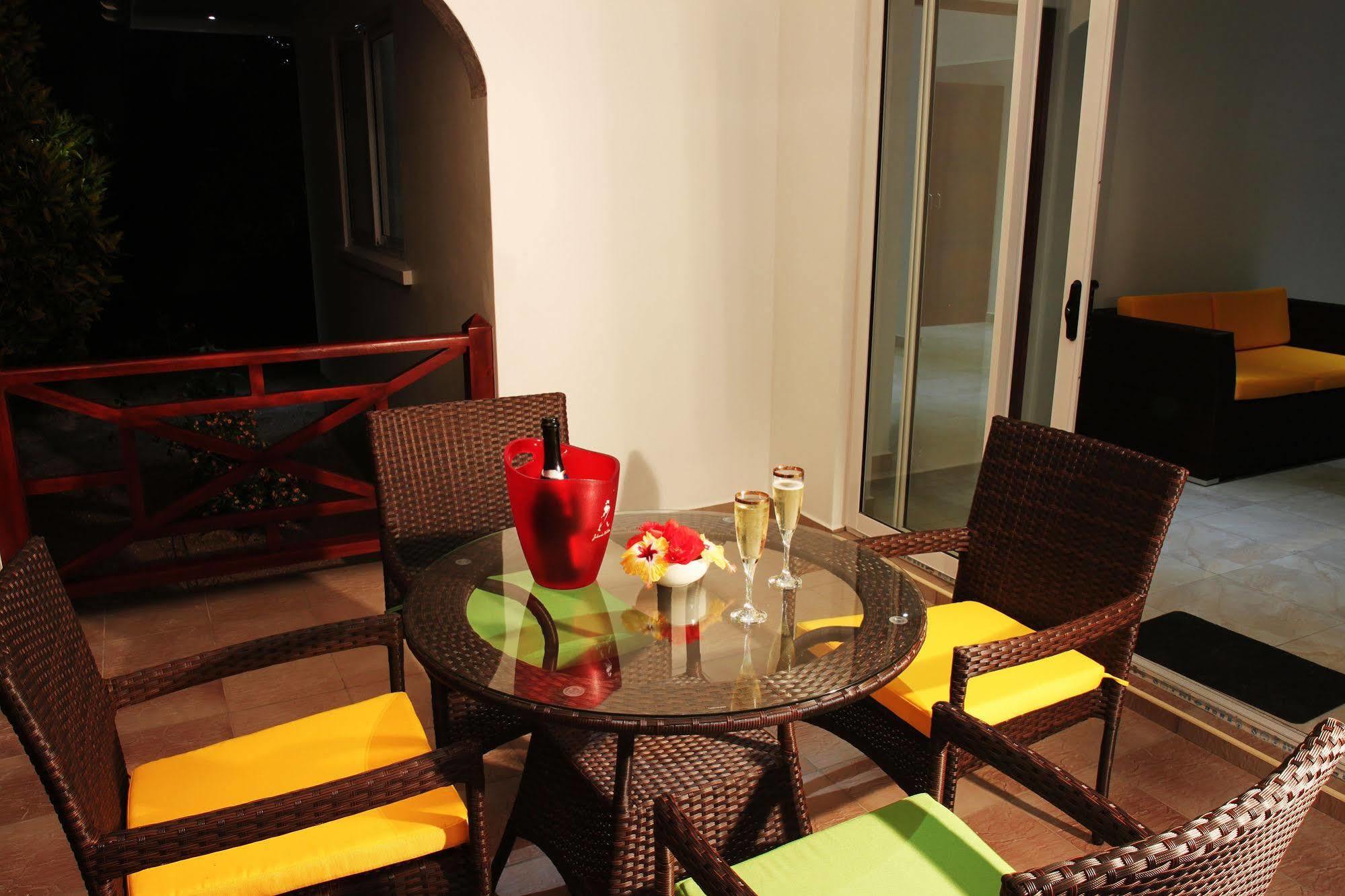 Coco Blanche Apartment Anse Royale Ngoại thất bức ảnh